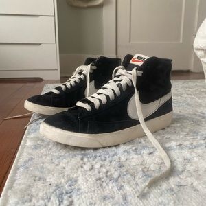 NIKE BLAZERS
